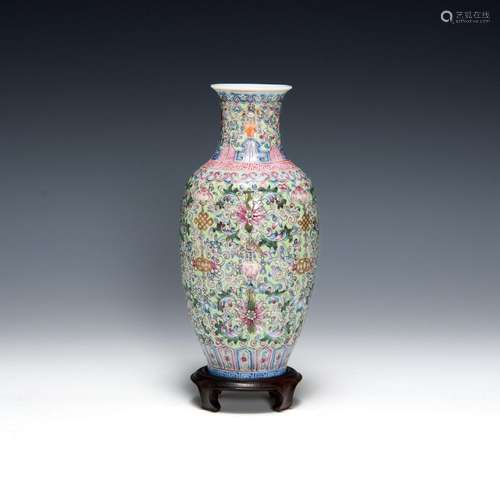 民國 綠地粉彩瓶A Chinese famille rose porcelain vase， Republ...