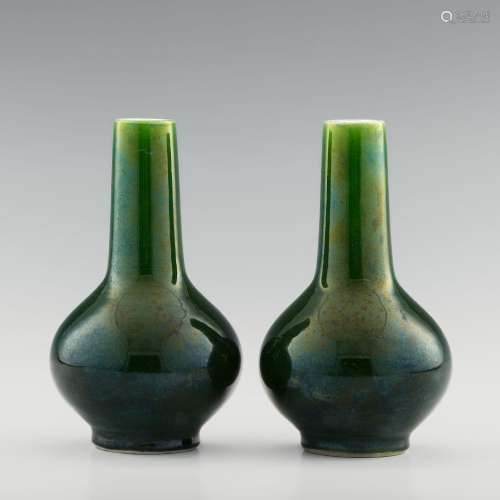 十九世紀 綠釉天球瓶一對A pair of Chinese green-glazed vases，...