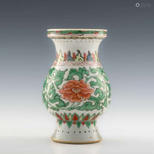 清康熙 五彩纏枝蓮尊A Chinese wucai zun vase， Kangxi period