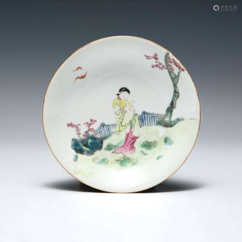 清乾隆 粉彩仕女圖盤A Chinese famille rose court lady plate， ...