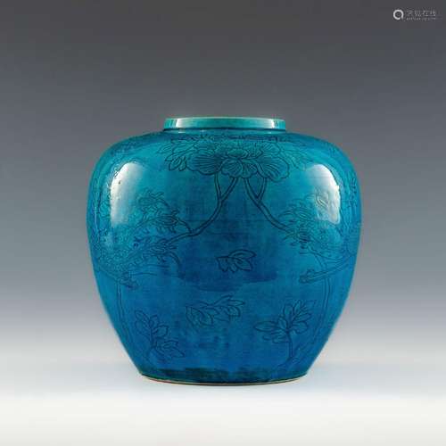 十九世紀 孔雀藍刻鳳紋罐A Chinese turquoise blue-glazed jar， ...