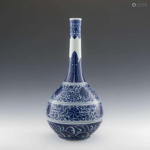 十九世紀晚 青花纏枝蓮長頸瓶A Chinese blue and white vase， la...