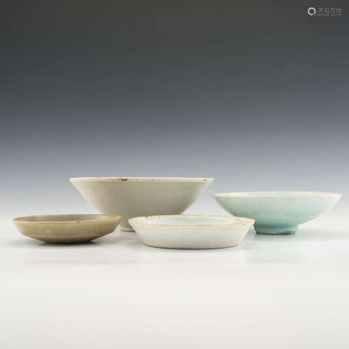 宋代/元代 各式色釉盤及碗四只A group of four Chinese plates a...