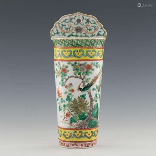 十九世紀晚 五彩花鳥壁掛A Chinese wucai wall vase， late 19th ...