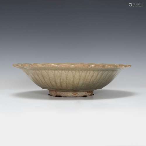 明代 青釉暗刻花碗A Chinese celadon-glazed bowl， Ming dynasty