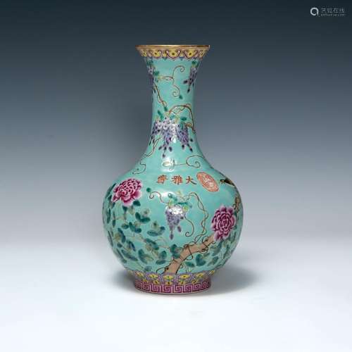 民國 粉彩花卉賞瓶A Chinese famille rose vase， Republic perio...