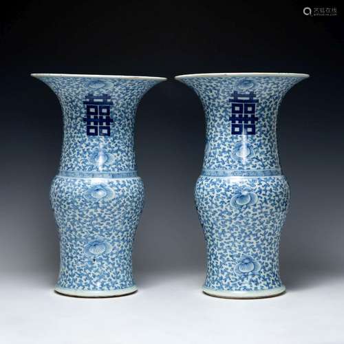 十九世紀早 青花喜字花觚一對A pair of Chinese blue and white ...