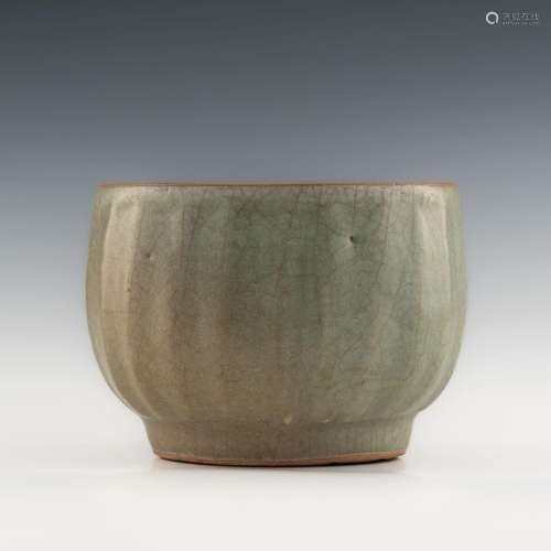 宋代/元代 龍泉蓮瓣缸A Chinese Longquan celadon jar， Song/Yua...