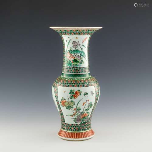 十九世紀晚 五彩花卉鳳尾尊A Chinese wucai phoenix-tail vase， ...