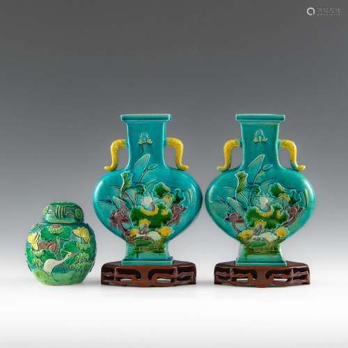 十九世紀 素三彩雕瓷三件A group of three Chinese sancai vases...