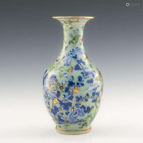 十九世紀 青花加彩花卉瓶A Chinese blue and white enameled vas...