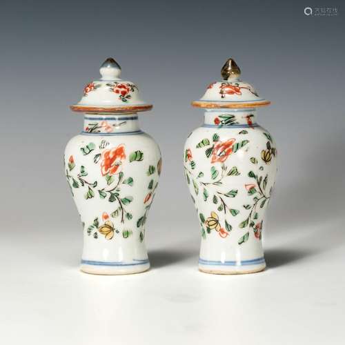 清康熙 五彩花卉將軍罐一對A pair of Chinese wucai jars， Kangx...