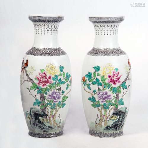 1950/1960 粉彩花鳥瓶一對A pair of Chinese famille rose vases...