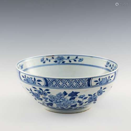 十九世紀 青花花卉碗A Chinese blue and white flower bowl， 19t...
