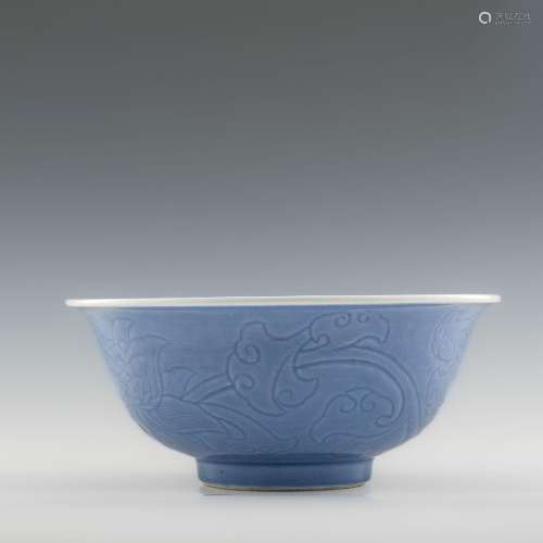 十九世紀 天青釉刻花大碗A Chinese blue-glazed incised bowl， 1...