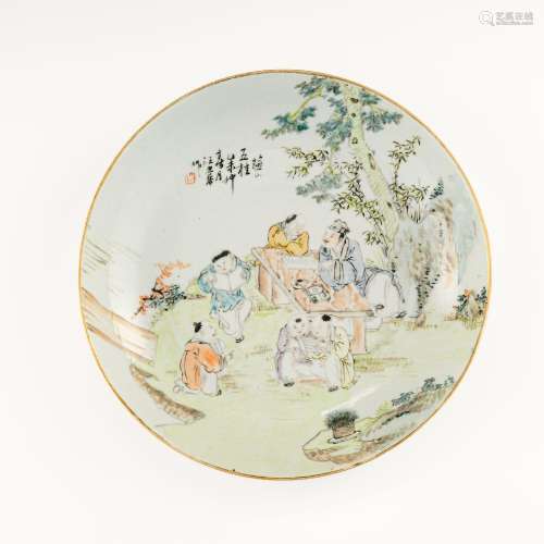 十九世紀晚 淺絳彩人物盤A Chinese Qianjiang glazed plate， lat...