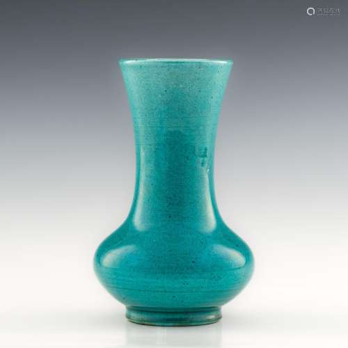 十八世紀 孔雀藍撇口尊A Chinese turquoise blue vase， 18th cen...