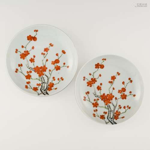 十九世纪 粉彩梅花圖盤一對A pair of Chinese famille rose plum...