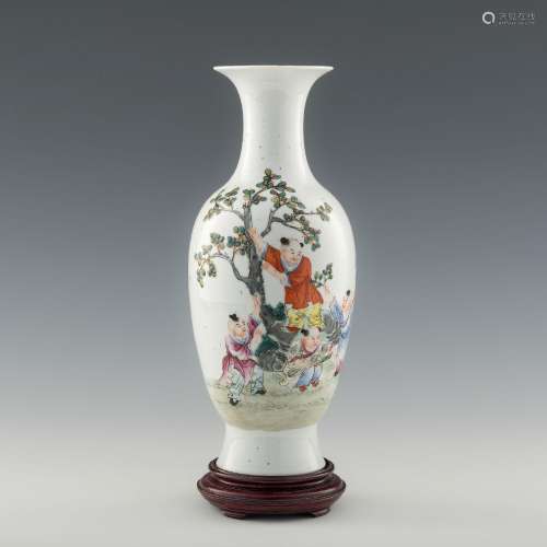 民國 粉彩嬰戲圖瓶（附木座）A Chinese famille rose vase with a ...