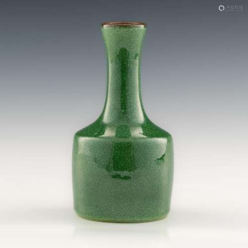 十九世紀 綠哥釉搖鈴尊A Chinese green ge-glazed bell-form vas...