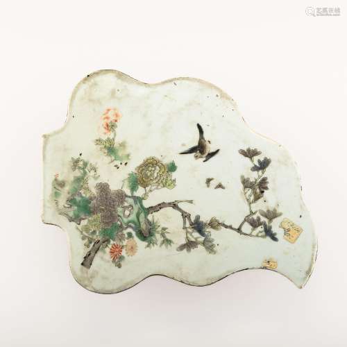 十九世紀 五彩花鳥葉形瓷板A Chinese wucai leaf-shaped plaque，...