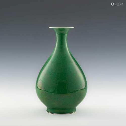 民國 綠釉玉壺春瓶A Chinese green-glazed vase， Republic perio...