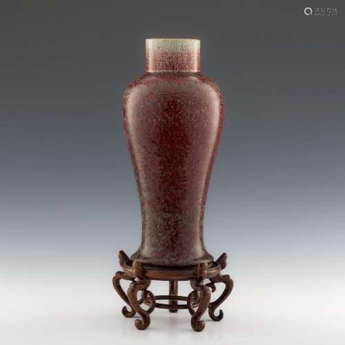 十九世紀早 紅釉瓶A Chinese red-glazed vase， early 19th centu...