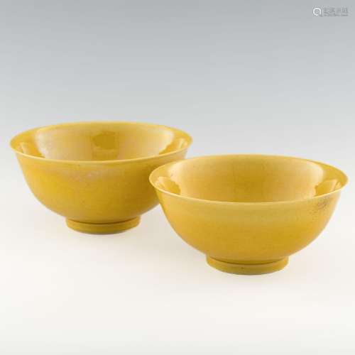 清道光 黃釉碗一對（附錦盒）A pair of Chinese yellow-glazed bow...