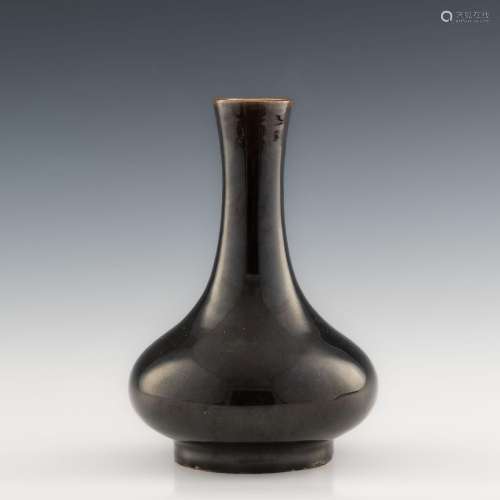 十九世紀晚 烏金釉長頸瓶A Chinese black-glazed bottle vase， l...