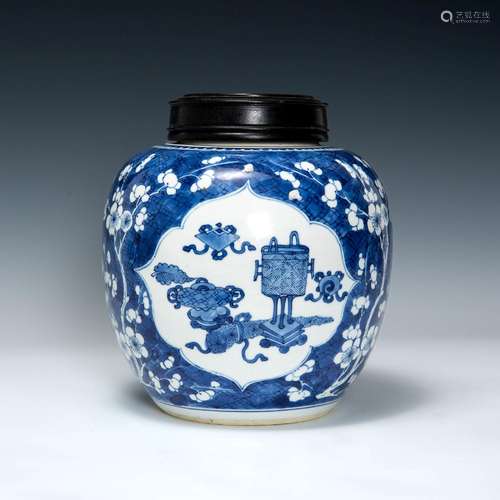 清康熙 青花冰梅開窗博古圖罐A Chinese blue and white jar， Kan...