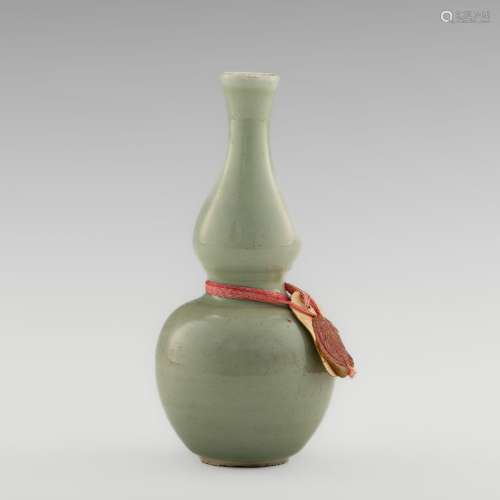 十九世紀 青釉葫蘆瓶A Chinese celadon double gourd vase， 19th...
