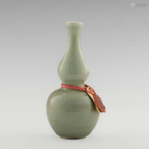 十九世紀 青釉葫蘆瓶A Chinese celadon double gourd vase， 19th...