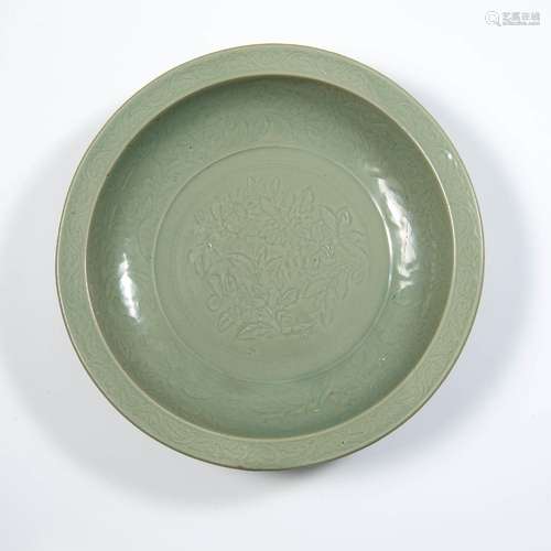 明代早期 龍泉暗刻花卉折沿大盤A Chinese Longquan celadon plat...