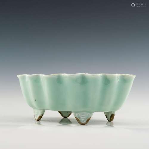 民國 粉青釉水仙盆A Chinese celadon jardiniere， Republic peri...