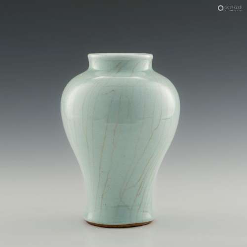 十八世紀 哥釉尊A Chinese ge-glazed zun vase， 18th century