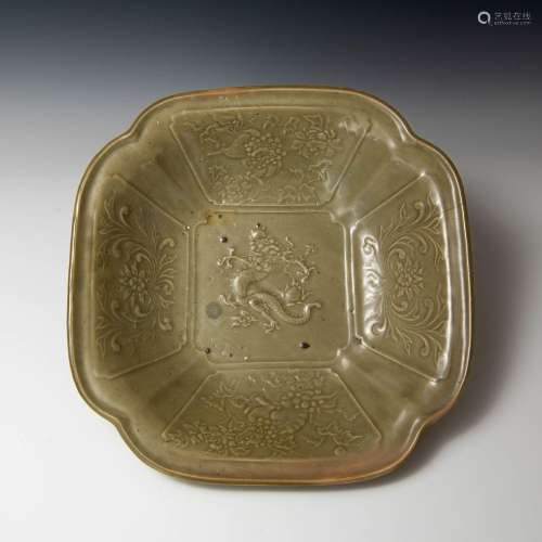 元代 龍泉花卉龍紋盤A Chinese Longquan celadon plate， Yuan dy...