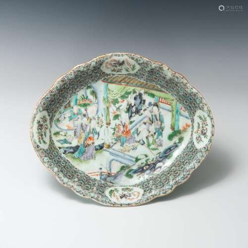 十九世紀 錦地開窗粉彩庭院人物盤A Chinese famille rose plate，...