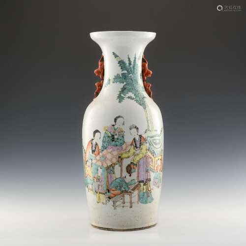 十九世紀晚 粉彩仕女獅耳瓶A Chinese famille rose vase with co...