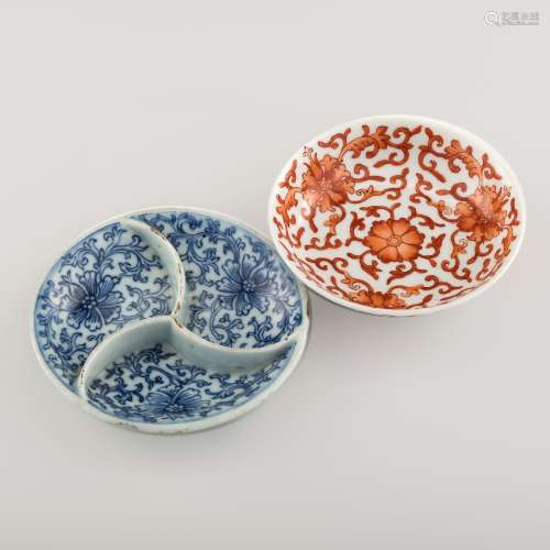 十九世紀 青花及礬紅盤兩只Two Chinese porcelain plates， 19th ...