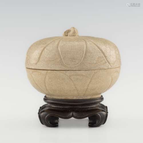 宋代 印青釉蓮瓣形蓋盒（附原錦盒）A Chinese incised celadon lid...
