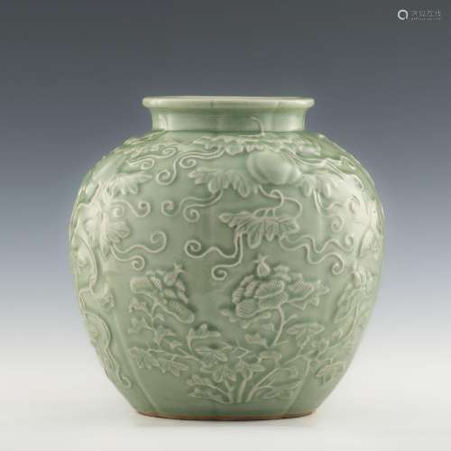 民國 青釉刻花卉罐A Chinese celadon jar， Republic period