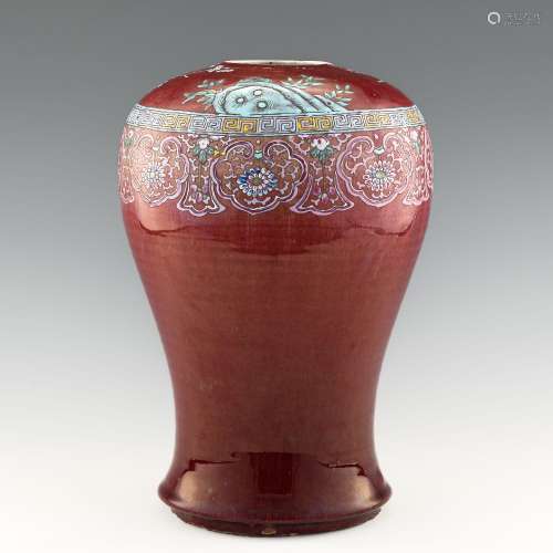 十九世紀 紅釉加彩瓶A Chinese red-glaze vase， 19th century
