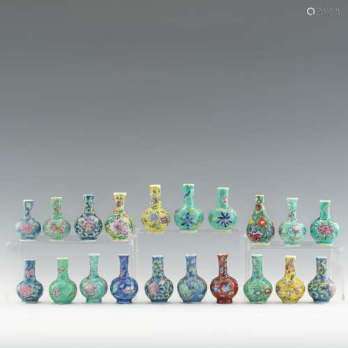 民國 粉彩小瓶二十只A collection of twenty miniature Chinese ...