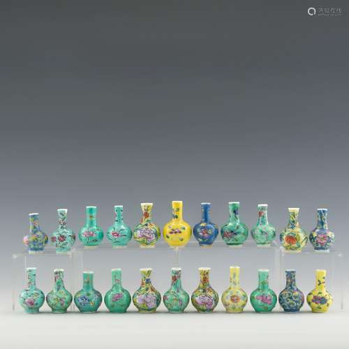 民國 粉彩小瓶二十二只A group of twenty-two Chinese miniature...