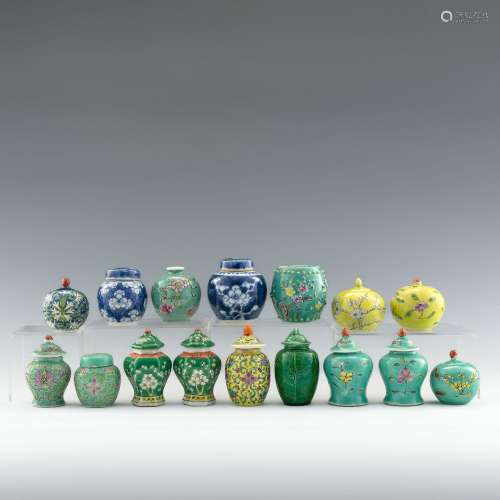 民國 各式瓷器罐十六只A collection of sixteen Chinese miniatu...