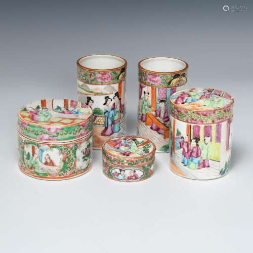 十九世紀 各式廣彩瓷器五件Five assorted Chinese porcelain ite...