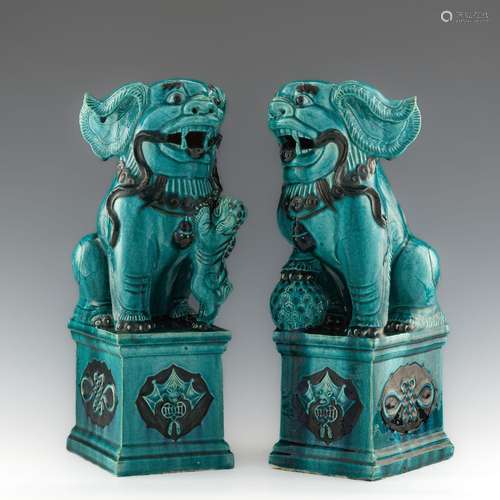 十九世紀 孔雀藍釉瓷塑狗一對A pair of Chinese turquoise-glaze...