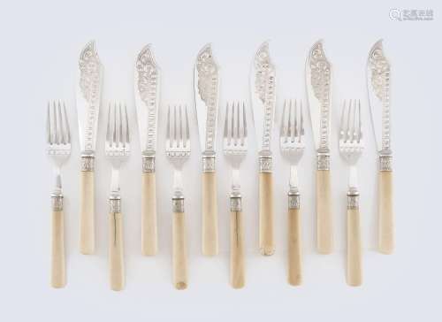 A set of fish cutlery for 6