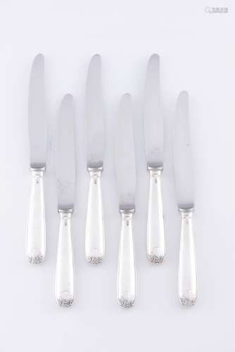 A set of 6 table knives