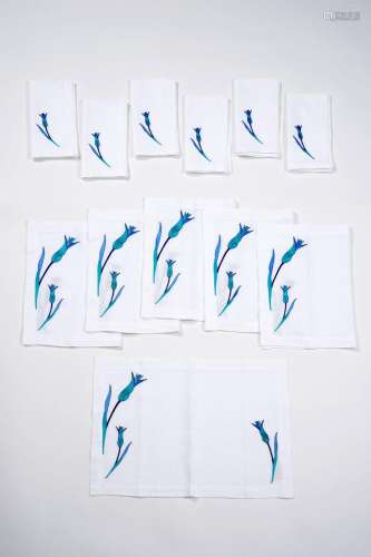 A set of 6 placemats and napkins